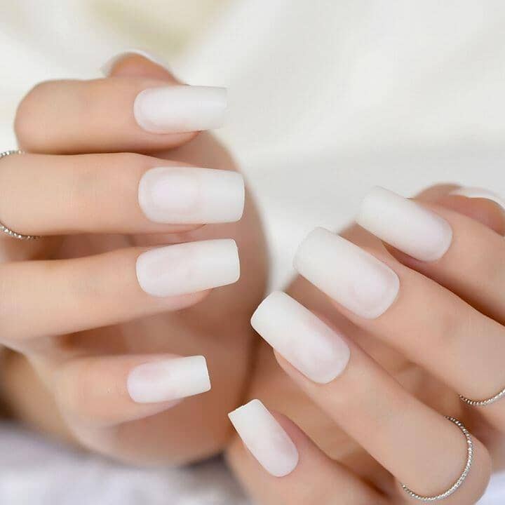 Couche de finition à ongles mate givrée